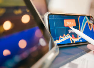 Forex, Bitcoin ve Ethereum seçeneklerini inceleyen çoklu piyasa yatırımcısı