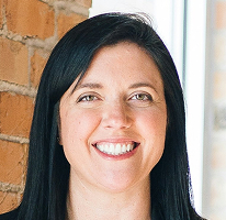 Sophie Hartwell, bir servis ekibinde müşteri destek başkanı, portre.